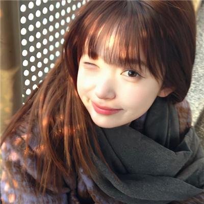 泳池里的女人